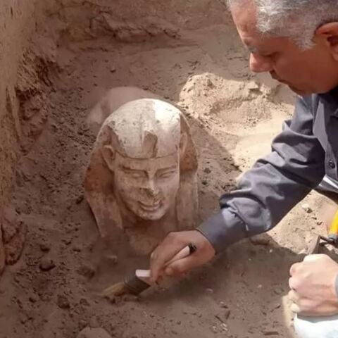 Αίγυπτος: Μίνι-σφίγγα που χαμογελά αποκάλυψε η αρχαιολογική σκαπάνη