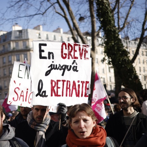 Απεργοί στη Γαλλία με πλακάτ που γράφει: «Σε απεργία μέχρι τη συνταξιοδότηση»