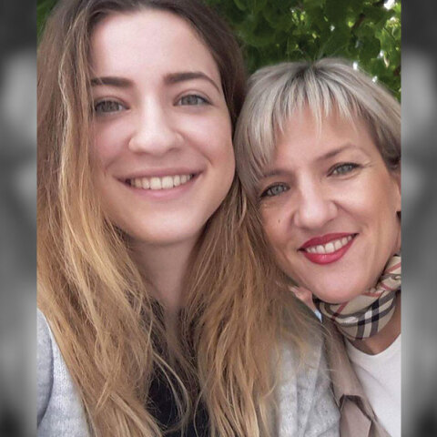 Η Αλεξάνδρα Μάκου με την κόρη της, Γαρυφαλλιά Ψαράκου, που δολοφονήθηκε στη Φολέγανδρο