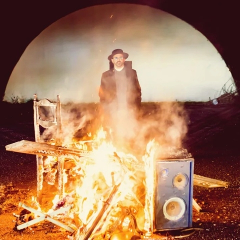 Ο τραγουδοποιός Monsieur Minimal παρουσιάζει το νέο του single «Desert In Your Eyes» κι εξηγεί την έμπνευσή του.