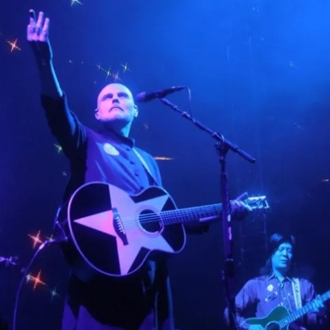 Δείτε τους Smashing Pumpkins να διασκευάζουν το «No Love Lost» των Joy Division μαζί με τον Peter Hook