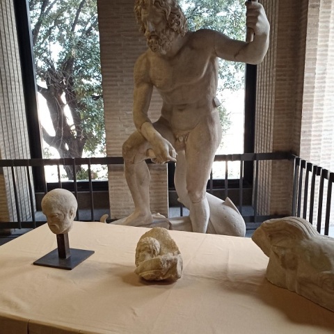 Τελετή δωρεάς θραυσμάτων του Παρθενώνα από το Βατικανό - Λίνα Μενδώνη: «Είναι ιστορική στιγμή για την Ελλάδα, το Βατικανό και τη διεθνή αρχαιολογική κοινότητα».