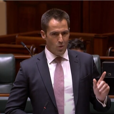 Ο Αυστραλός βουλευτής έκανε πρόταση γάμου στη σύντροφό του από το βήμα της Βουλής