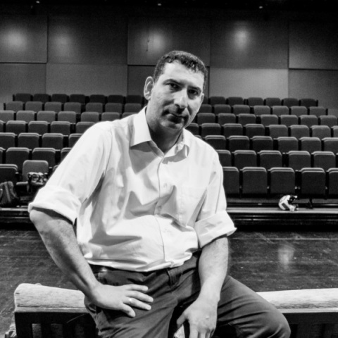 Ο Γιώργος Φλωράκης γράφει για τις ταινίες του Γιάννη Οικονομίδη και την κινηματογραφική του οπτική, με αφορμή την προβολή τους στο Ertflix.