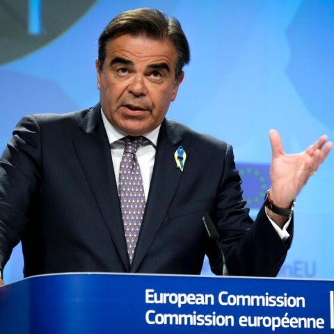 Ο αντιπρόεδρος της Ευρωπαϊκής Επιτροπής Μαργαρίτης Σχοινάς εξέφρασε τη δέσμευση της Κομισιόν να συνδράμει την Ελλάδα μετά την τραγωδία στα Τέμπη.