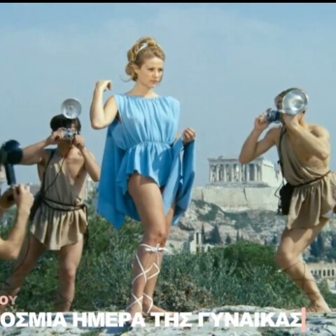 Η Ζωή Λάσκαρη σε στιγμιότυπο από το βίντεο της Φίνος Φιλμ για την Παγκόσμια Ημέρα της Γυναίκας