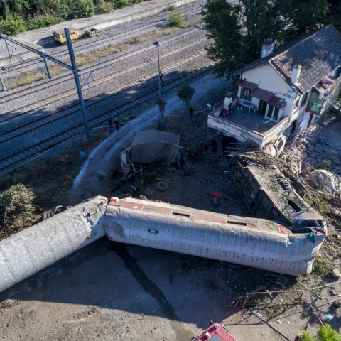 Σιδηροδρομικό δυστύχημα στο Άδενδρο Θεσσαλονίκης το 2017 - Η αμαξοστοιχία εκτροχιάστηκε και μπήκε σε παρακείμενο των γραμμών σπίτι