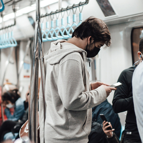 Ο ρόλος της ιολογίας στις συνεχείς προκλήσεις των ειδικών πληθυσμών έναντι της COVID-19 λοίμωξης