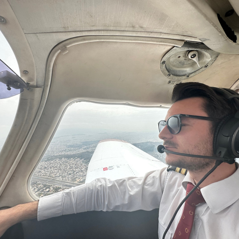 Γιατί o Julien αποφάσισε να εκπαιδευτεί ως πιλότος στην Ελλάδα;