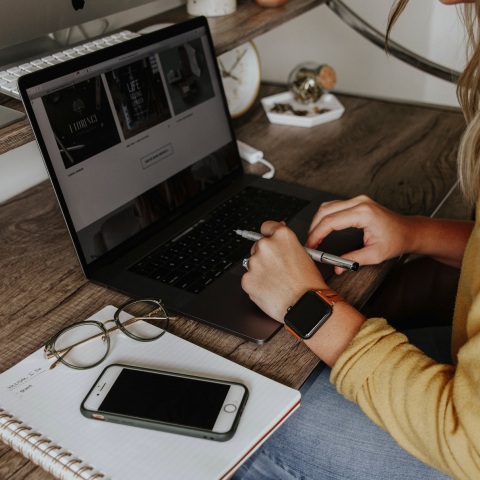 Νεανική επιχειρηματικότητα: Λήξη προθεσμίας τη Δευτέρα για τον Β΄ κύκλο του προγράμματος που επιδοτείται με 14.000 ευρώ. 