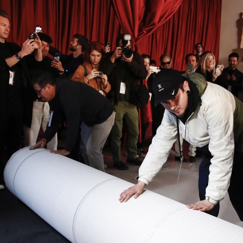 Oscars 2023: Αποκαλυπτήρια στο Χόλιγουντ για το νέο χαλί - Aντικαταστάθηκε μετά από δεκαετίες το χρώμα του θρυλικού «red carpet».
