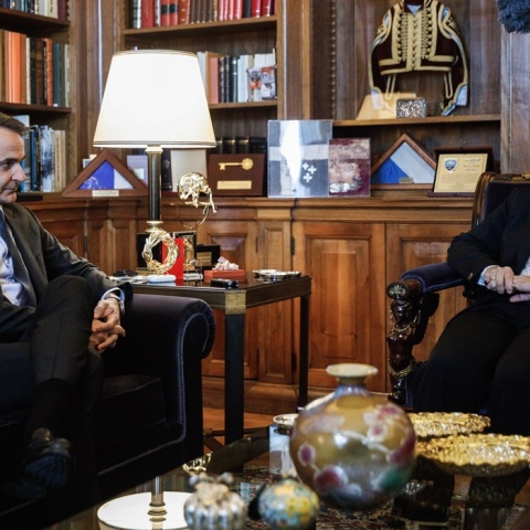 Ο πρωθυπουργός Κυριάκος Μητσοτάκης κατά τη συνάντησή του με την Πρόεδρο της Δημοκρατίας, Κατερίνα Σακελλαροπούλου, στο Προεδρικό Μέγαρο