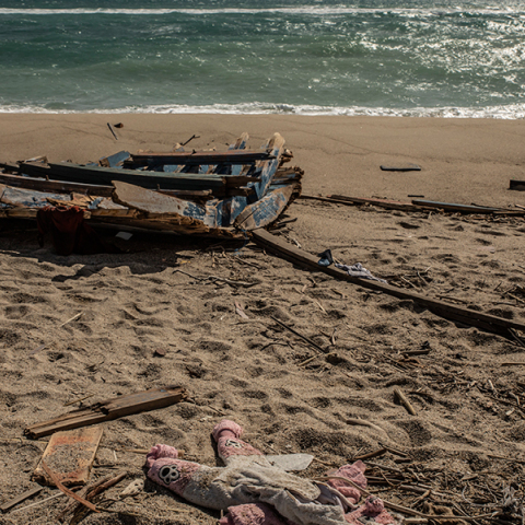 Συντρίμμια του πλοίου από το ναυάγιο στα ανοικτά των ακτών της περιοχής της Καλαβρίας της Ιταλίας