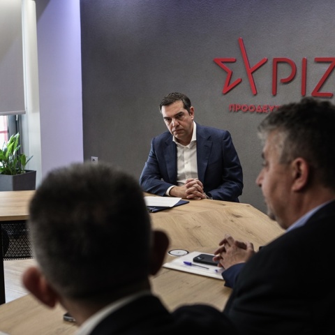 Ο πρόεδρος του ΣΥΡΙΖΑ, Αλέξης Τσίπρας, με εκπροσώπους σωματείων εργαζομένων στον σιδηρόδρομο