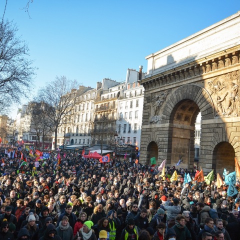Γαλλία: Οι απεργιακές κινητοποιήσεις για το συνταξιοδοτικό και οι ομοιότητες με εκείνες των προηγούμενων δεκαετιών.