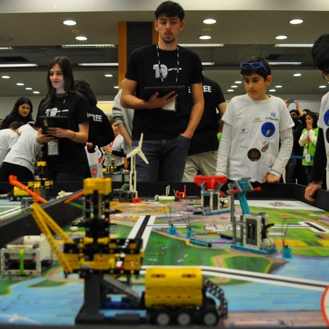 Θεσσαλονίκη: Ολοκληρώθηκε ο διαγωνισμός ρομποτικής FIRST LEGO League - Εκατοντάδες παιδιά έδωσαν ενεργειακές λύσεις με τα τουβλάκια του διάσημου παιχνιδιού.