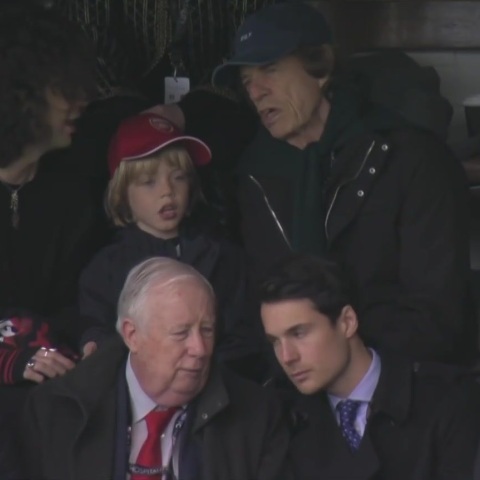 Μικ Τζάγκερ: Στο Κρέιβεν Κότατζ του Λονδίνου με τους γιους του για το Φούλαμ – Άρσεναλ - Σχολιάστηκε στα social media το καπέλο DILF. 