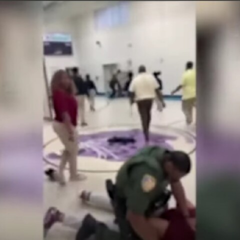 Αστυνομικός συλλαμβάνει άτομο μετά από καβγά 200 ατόμων σε σχολείο των ΗΠΑ