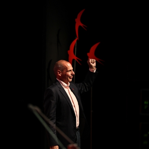 Ο άγριος ξυλοδαρμός του Γιάνη Βαρουφάκη και οι αντιδράσεις μετά την επίθεση.