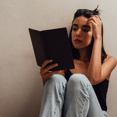 Η Athens Voice χαζεύει τις βιτρίνες των βιβλιοπωλείων, ξεφυλλίζει τις καινούργιες εκδόσεις και σου προτείνει τίτλους