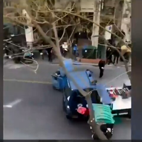 Γερανός της ΕΛ.ΑΣ. χτυπά κάδους στο κέντρο της Αθήνας και τραυματίζει διαδηλωτή