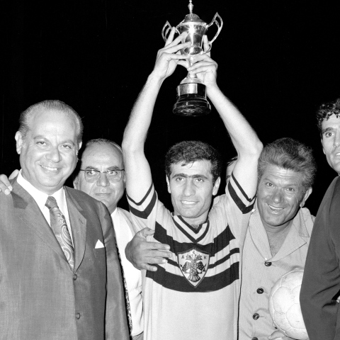 Μίμης Παπαϊωάννου: Αφιέρωμα στην πορεία και τα επιτεύγματα του κορυφαίου Έλληνα ποδοσφαιριστή που άφησε εποχή με την ΑΕΚ.