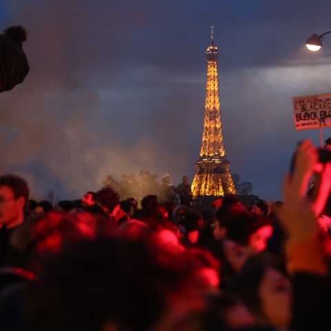 Γαλλία: Τριακόσιες δέκα συλλήψεις, διακόπηκε η κυκλοφορία στον περιφερειακό του Παρισιού κατά τις διαδηλώσεις εναντίον της μεταρρύθμισης του συνταξιοδοτικού.