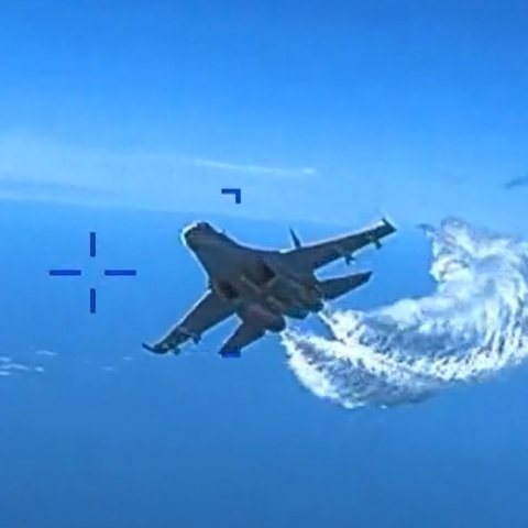 Κατάρριψη αμερικανικού drone πάνω από τη Μαύρη Θάλασσα - Τιμήθηκαν από το ρωσικό υπουργείο Άμυνας οι πιλότοι που ενεπλάκησαν στη σύγκρουση.