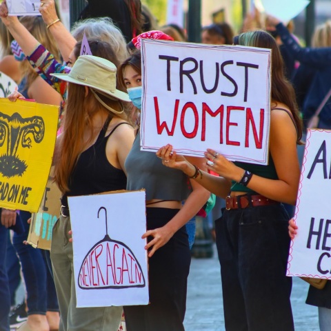 Ο ρεπουμπλικάνος κυβερνήτης του Ουαϊόμινγκ υπέγραψε νομοσχέδιο για την απαγόρευση των χαπιών άμβλωσης - Εντείνονται οι νομικές διαμάχες στις ΗΠΑ.