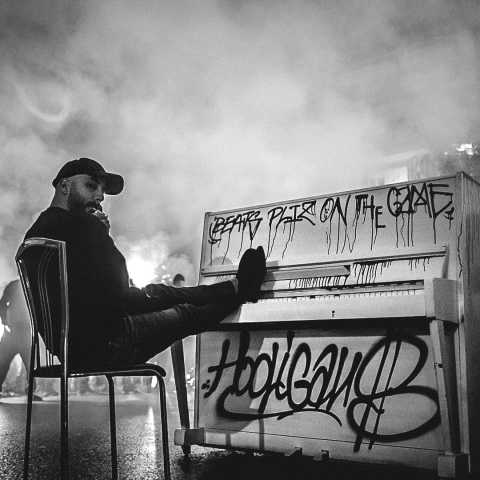 Ο μουσικός παραγωγός και σκηνοθέτης Φώτης Γεωργιάδης aka Beats Pliz, μιλάει για τη δημιουργία του πρώτου συμφωνικού ραπ άλμπουμ και του ντοκιμαντέρ «Arte Povera».