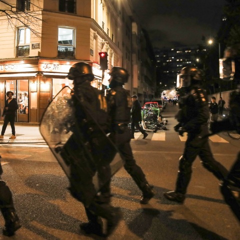 Γαλλία: Συγκρούσεις αστυνομικών με διαδηλωτές - Για τρίτο συνεχόμενο βράδυ συνεχίζονται οι κινητοποιήσεις κατά της συνταξιοδοτικής μεταρρύθμισης.