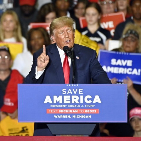 Ο Ντόναλντ Τραμπ δήλωσε ότι αναμένει να συλληφθεί την Τρίτη για την υπόθεση Στόρμι Ντάνιελς - Προτρέπει τους υποστηρικτές του να διαδηλώσουν.