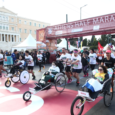 Συμμετέχοντες στον Ημιμαραθώνιο Αθήνας 2023 σε αμαξίδια