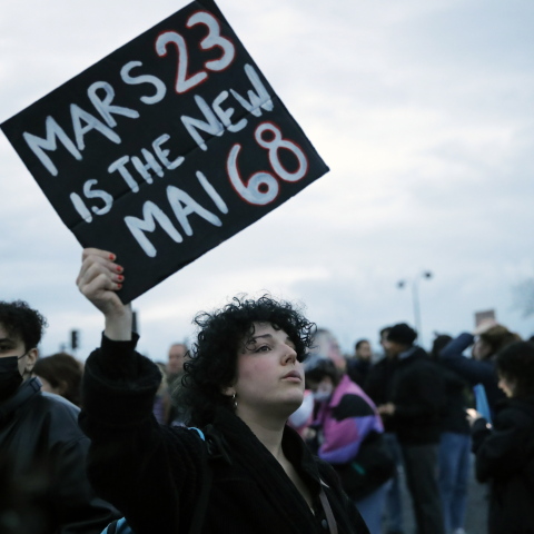 Διαμαρτυρίες και διαδηλώσεις στη Γαλλία για τη συνταξιοδοτική μεταρρύθμιση - Γυναίκα με πλακάτ που γράφει: «Ο Μάρτης του 2023 είναι ο νέος Μάης του 1968»