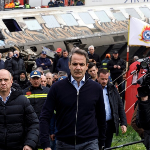 Ο Κυριάκος Μητσοτάκης κατά την επίσκεψή του στα Τέμπη μετά το πολύνεκρο σιδηροδρομικό δυστύχημα