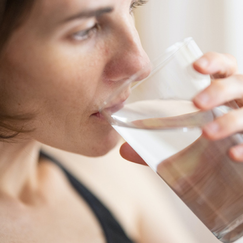 Μια γυναίκα πίνει νερό. 