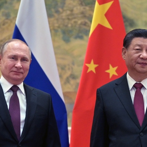 Ένταλμα σύλληψης κατά του Πούτιν: Η Κίνα εγκαλεί το Διεθνές Ποινικό Δικαστήριο για «δύο μέτρα και δύο σταθμά» - Σημειώνει ότι οι ΗΠΑ εξοπλίζουν την Ουκρανία.