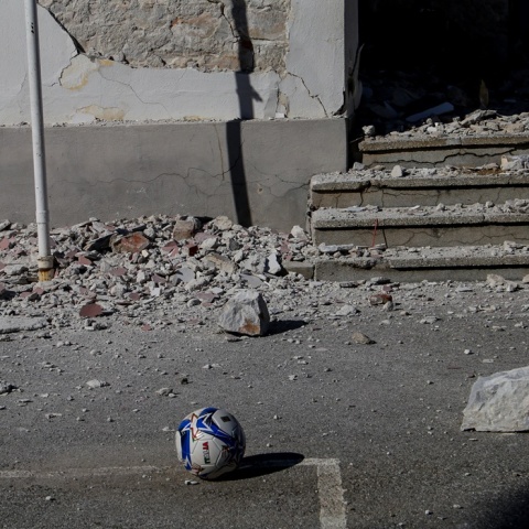 Συντρίμμια από σεισμό σε προαύλιο σχολείου