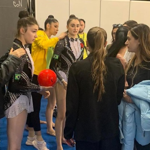Εικόνες αθλητικού πνεύματος στο Παγκόσμιο Κύπελλο Ρυθμικής Γυμναστικής στο Φάληρο - Βραζιλιάνες και Ελληνίδες βοήθησαν τις συναθλήτριές τους από το Αζερμπαϊτζάν.