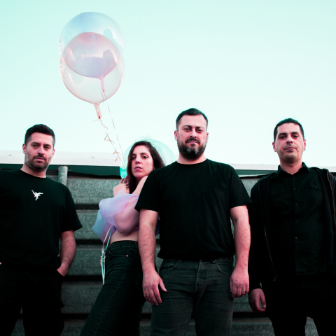 Συνέντευξη Echo Tides: Η τραγουδίστρια Καλλιόπη Μητροπούλου μιλάει για το άλμπουμ «Ανδρομέδα FM», την πορεία της με το σχήμα και τη σχέση της με τη μουσική.