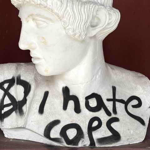 Εθνικό Μετσόβιο Πολυτεχνείο: Βανδαλισμοί και φθορές στους χώρους του ιδρύματος - Ο ιστορικός τέχνης Μεγακλής Ρογκάκος δημοσίευσε τα φωτογραφικά ντοκουμέντα.