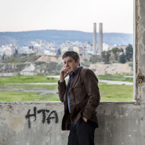 Παγκόσμια Ημέρα Ποίησης: Το ποίημα του Γιάννη Αντιόχου για τον πόλεμο στην Ουκρανία, σε ταυτόχρονη μετάφραση στη γλώσσα του εισβολέα.