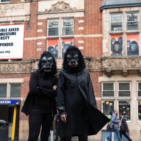 Οι Guerilla Girls σε παρέμβασή τους στο Λονδίνο