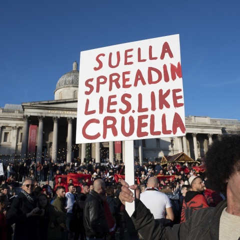 Το κύμα Αλβανών μεταναστών στη Βρετανία και η συμφωνία Ρίσι Σουνάκ - Έντι Ράμα για τη μείωση των ροών.