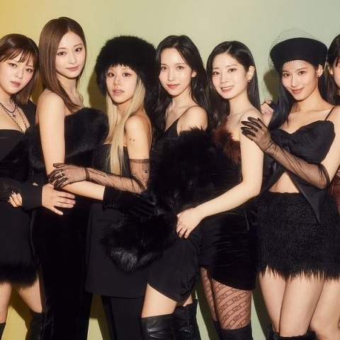 Η Chaeyoung ζητά συγγνώμη για το λογότυπο της σβάστικας σε μπλουζάκι - Είναι μέλος των Twice, ενός από τα πιο επιτυχημένα συγκροτήματα K-pop παγκοσμίως.