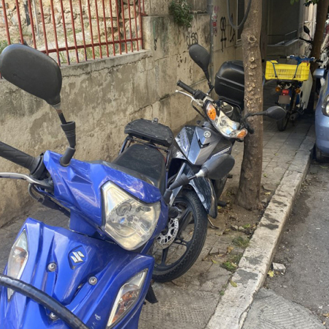 Παρκαρισμένα αυτοκίνητα σε πεζοδρόμια και ράμπες: Η συγγραφέας Λένα Διβάνη κυκλοφορεί στην πόλη, φωτογραφίζει ό,τι της κάνει κλικ και γράφει μερικές σκέψεις