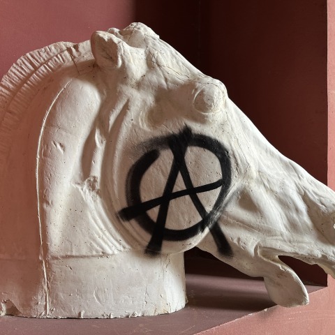 Βανδαλισμός σε αγάλματα στο ΕΜΠ