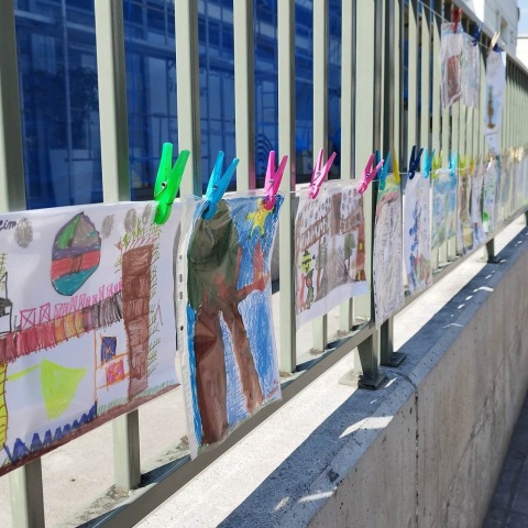 Σε εξέλιξη η εικαστική δράση «Μεγάλη Μπουγάδα» έξω από το Γαλλικό Ινστιτούτο της Θεσσαλονίκης, με άπλωμα ζωγραφιών, φωτογραφιών, κολάζ, κειμένων και ποιημάτων.