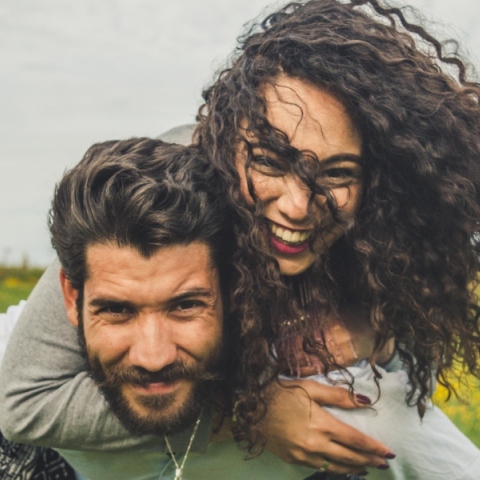 Χαρούμενο ζευγάρι με ενέργεια