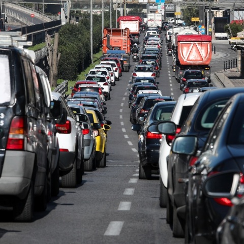 Κίνηση στους δρόμους: Προβλήματα σε κεντρικούς οδικούς άξονες - Ποιοι δρόμοι θα σας ταλαιπωρήσουν - Δείτε στον χάρτη πώς κινούνται τα οχήματα.